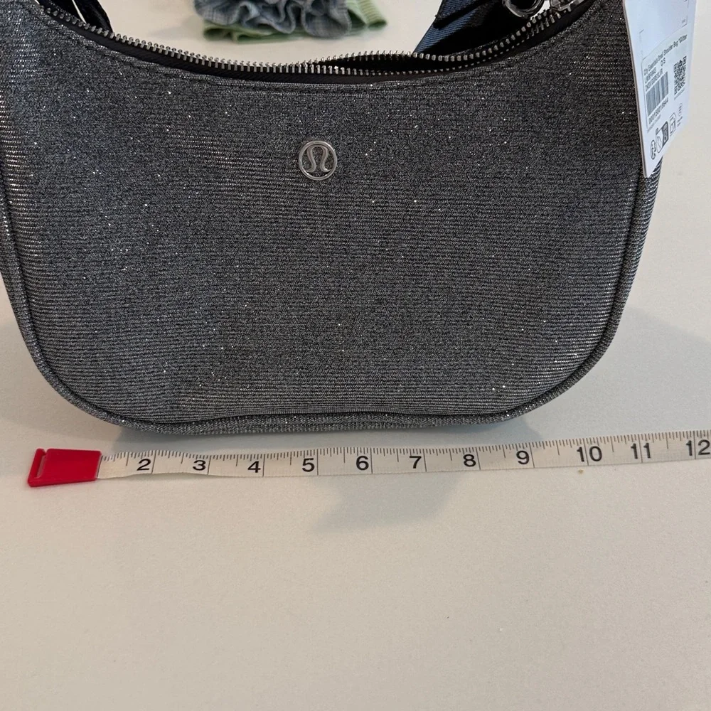 Lululemon City Essentials small  bag in silver glitter. - Picture 4 of 4